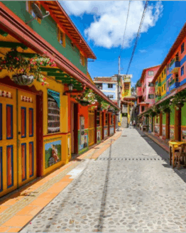 Plan para 2 Personas en Guatapé: 1 Noche de Alojamiento + Tour en Barco por la Represa + City Tour en Moto Chiva por las Calle de los Zócalos + Cena Especial.